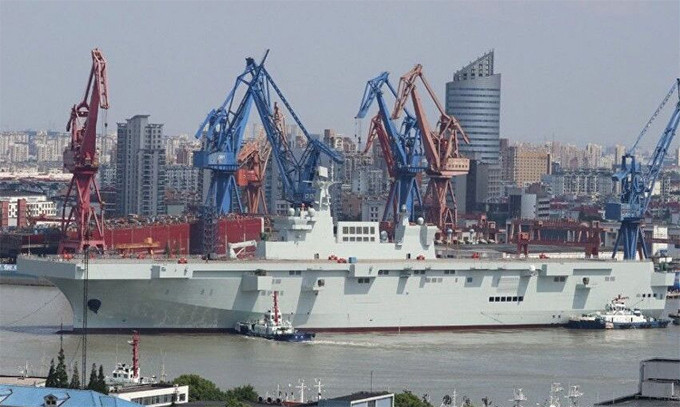 Thông tin rò rỉ cho thấy XX6 có vẻ ngoài tương đối giống tàu sân bay trực thăng Type 075 với sàn đáp cùng khoang hở để triển khai tàu đổ bộ; năng lực đổ bộ của tàu sân bay trực thăng Type 075 hiện nay của Trung Quốc có thể chở tới 900 lính thủy đánh bộ. Ảnh: Tàu đổ bộ trực thăng Type 075 tại nhà máy đóng tàu Thượng Hải hồi tháng 4/2020 - Nguồn: Sputnik.