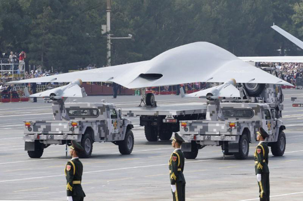 Hiện nay Hải quân Trung Quốc đang sở hữu nhiều mẫu máy bay không người lái (UAV), trong đó có UCAV tàng hình Gongji-11 Lợi Kiếm cùng một số mẫu trực thăng không người lái hoặc Attack-11, đã xuất hiện trong cuộc diễu binh quân sự kỷ niệm 75 năm thành lập nước CHND Trung Hoa (10/2019). Ảnh: UCAV Lợi Kiếm trong cuộc diễu binh ngày 1/10/2019 tại Bắc Kinh - Nguồn: Sina