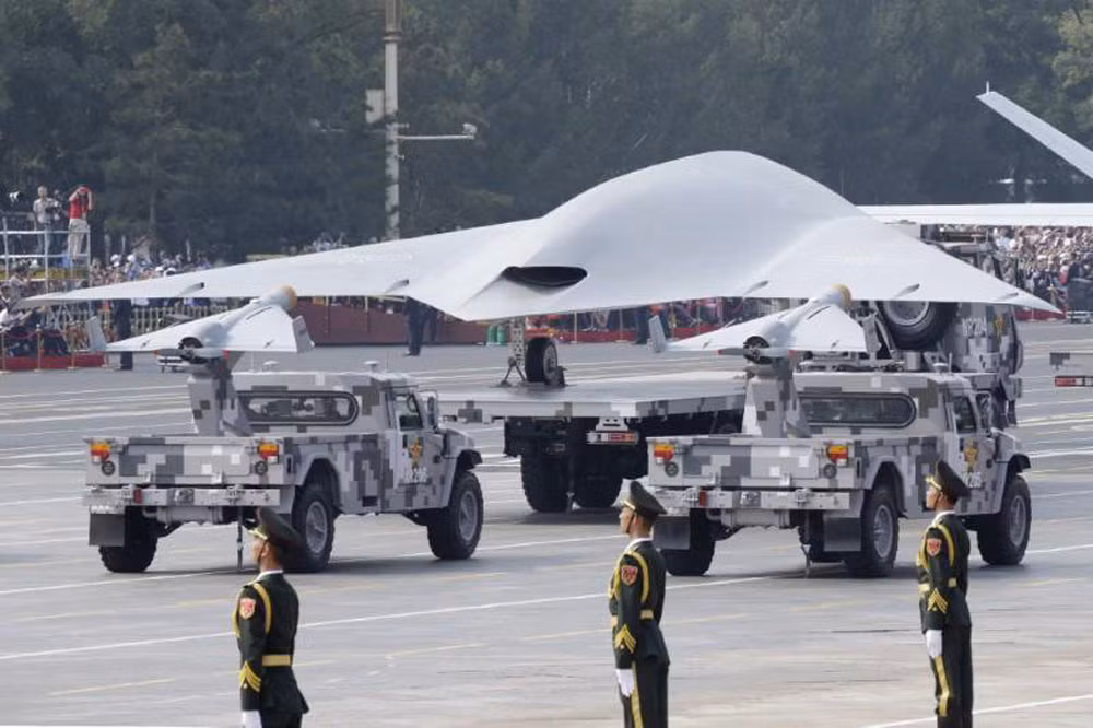 Hiện nay Hải quân Trung Quốc đang sở hữu nhiều mẫu máy bay không người lái (UAV), trong đó có UCAV tàng hình Gongji-11 Lợi Kiếm cùng một số mẫu trực thăng không người lái hoặc Attack-11, đã xuất hiện trong cuộc diễu binh quân sự kỷ niệm 75 năm thành lập nước CHND Trung Hoa (10/2019). Ảnh: UCAV Lợi Kiếm trong cuộc diễu binh ngày 1/10/2019 tại Bắc Kinh - Nguồn: Sina