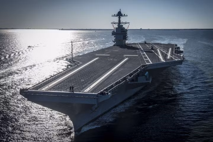 Tuy nhiên việc bố trí máy phóng điện từ (EMALS) đòi hỏi phải có nguồn năng lượng điện rất lớn; trên thế giới hiện nay chỉ có tàu sân bay lớp Ford đang được chế tạo của Hải quân Mỹ là trang bị loại này, tuy nhiên tàu lớp Ford sử dụng động cơ hạt nhân nên có nguồn năng lượng điện rất lớn. Ảnh: Tàu sân bay lớp Ford của hải quân Mỹ - Nguồn: Wikipedia.