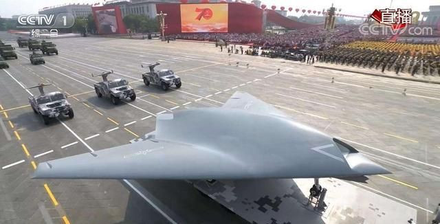Với hệ thống EMALS, tàu đổ bộ Type 076 có thể vận hành UCAV Gongji-11 mang theo gần 2 tấn vũ khí. Tầm hoạt động của UCAV Gongji-11 được ước tính khoảng 4.000 km; hoặc UAV mới, sẽ mang theo nhiều UAV con tiến công theo kiểu tự sát. Ảnh: UCAV Lợi Kiếm trong cuộc diễu binh ngày 1/10/2019 tại Bắc Kinh - Nguồn: Sina