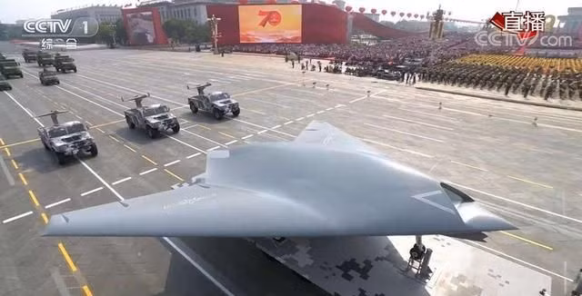 Với hệ thống EMALS, tàu đổ bộ Type 076 có thể vận hành UCAV Gongji-11 mang theo gần 2 tấn vũ khí. Tầm hoạt động của UCAV Gongji-11 được ước tính khoảng 4.000 km; hoặc UAV mới, sẽ mang theo nhiều UAV con tiến công theo kiểu tự sát. Ảnh: UCAV Lợi Kiếm trong cuộc diễu binh ngày 1/10/2019 tại Bắc Kinh - Nguồn: Sina