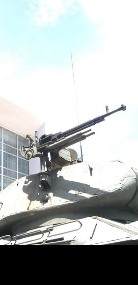 Ngoài ra, các xe T-34-85 của Việt Nam còn được bổ sung thêm một súng máy DShK cỡ nòng 12.7mm trên tháp pháo để bắn máy bay tầm thấp cũng như bộ binh, những chiếc T-34-85 nguyên bản không có vũ khí này, nó đã tăng cường sức mạnh hỏa lực cho các xe tăng, giảm bớt các nguy cơ gây nguy hiểm cho xe trên chiến trường. Tuy nhiên do nguyên bản tháp pháo không được trang bị súng máy 12.7mm nên việc bổ sung cần phải hàn thêm một bệ giá đỡ ở phía bên phải của tháp, nó khiến hạn chế tầm bắn của súng khi xạ thủ chỉ có thể quay súng về bên phải mà không thể quay sang phía bên trái nếu như vẫn ngồi trong xe. Ảnh: Cận cảnh súng máy DShK 12.7mm trên xe T-34-85. 