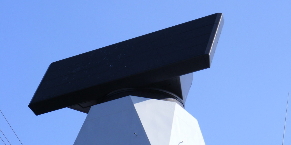 Hệ thống radar trang bị trên tàu chiến lớp Iver Huitfeldt được phát triển bởi công ty Thales nổi tiếng, bao gồm radar mảng pha chủ động APAR và radar mảng pha thụ động SMART-L. Ảnh: Radar SMART-L - Nguồn: Missiledefenseadvocacy