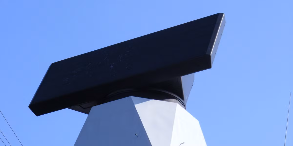 Hệ thống radar trang bị trên tàu chiến lớp Iver Huitfeldt được phát triển bởi công ty Thales nổi tiếng, bao gồm radar mảng pha chủ động APAR và radar mảng pha thụ động SMART-L. Ảnh: Radar SMART-L - Nguồn: Missiledefenseadvocacy