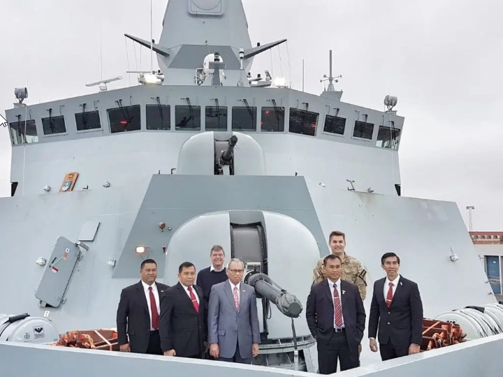 Tàu khu trục cỡ lớn mới của Đan Mạch đóng cho Hải quân Indonesia, được đặt tên là lớp Iver Huitfeldt; đây là biến thể lớn nhất của lớp Sachsen do Đức thiết kế và là sức mạnh chiến đấu cốt lõi của Hải quân Hoàng gia Đan Mạch. Ảnh: Đại sứ quán Indonesia tại Đan Mạch thăm tàu Hải quân lớp Iver Huitfeldt - Nguồn: Navalnews