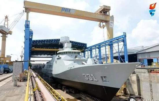 Sẽ không quá lời khi gọi lớp tàu chiến trên của Indonesia là "tàu khu trục tên lửa"; khi loại tàu khu trục mới này được đưa vào biên chế trong Hải quân Indonesia, nó sẽ vượt qua tàu lớp Formidable của Singapore và trở thành tàu chiến đấu chủ lực lớn nhất ở Đông Nam Á. Ảnh: Hạ thủy tàu khu trục Sigma 10514 của Hải quân Indonesia - Nguồn: Sina