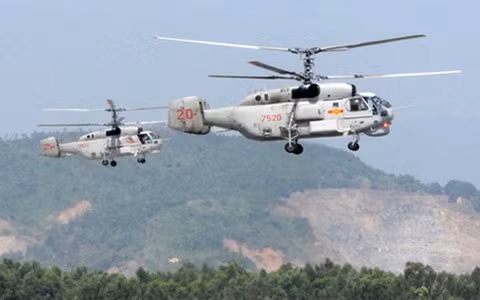 Với việc chỉ còn lại duy nhất một chiếc trong biên chế, Ka-32T số hiệu 7552 xứng đáng với danh xưng “chiếc trực thăng cô đơn của không quân hải quân Việt Nam”. Hi vọng sắp tới với việc càng nhiều loại trực thăng mới và hiện đại được gia nhập biên chế quân đội Việt Nam, chiếc trực thăng cô đơn này sẽ sớm được cho nghỉ hưu sau quãng dài thời gian hoạt động. Ảnh: Trực thăng Ka-28 Helix của trung đoàn 954