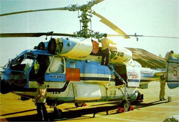 Dù vậy, Kamov Ka-32 có trong biên chế quân đội Việt Nam không nhiều, chỉ có 2 chiếc mang số hiệu 7551 và 7552, đều được biên chế về cho trung đoàn không quân hải quân 954. Ảnh: Chiếc trực thăng Ka-32T mang số hiệu 7551 của Việt Nam.
