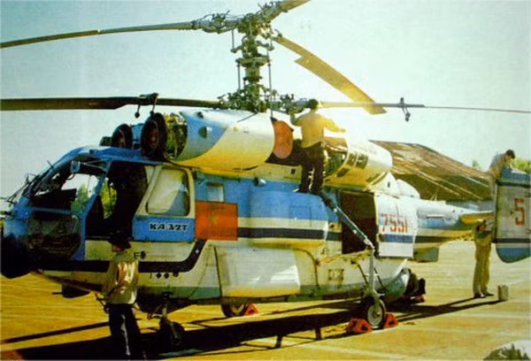 Dù vậy, Kamov Ka-32 có trong biên chế quân đội Việt Nam không nhiều, chỉ có 2 chiếc mang số hiệu 7551 và 7552, đều được biên chế về cho trung đoàn không quân hải quân 954. Ảnh: Chiếc trực thăng Ka-32T mang số hiệu 7551 của Việt Nam.