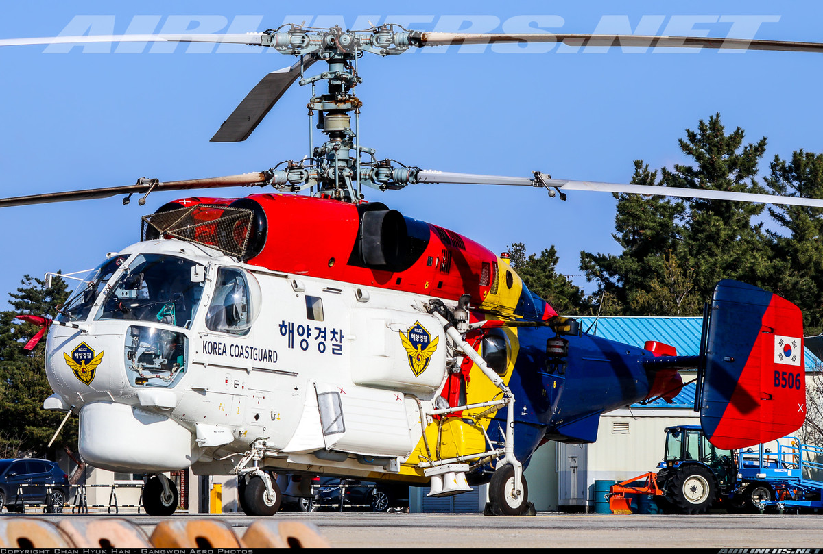 Ngoài ra, dù ít được biết đến nhưng Việt Nam cũng có trong biên chế cả loại trực thăng Ka-32T Helix-C vốn là phiên bản dân sự của loại trực thăng Ka-28 Helix. Ảnh: Trực thăng Ka-32T của lực lượng bảo vệ bờ biển Hàn Quốc.