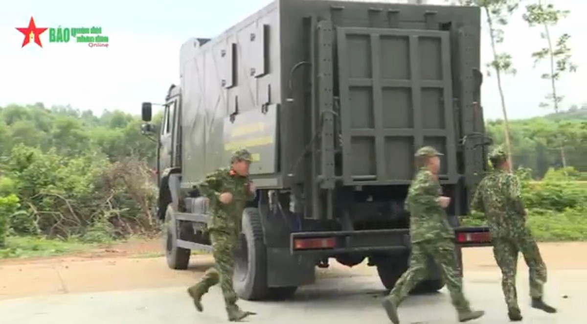 Phạm vi điều khiển của Robot là 500m khi có vật cản và tối đa 1500m khi không có vật cản, cho phép nó hoạt động ở nơi có liều lượng phóng xạ cao, khu vực nhiễm độc, những nơi con người không thể tiếp cận và lấy số liệu, thông tin truyền ra bên ngoài. Ảnh: Chiến sĩ Hóa học triển khai Robot RBH-18 từ trạm tích hợp đặt trên xe Kamaz.