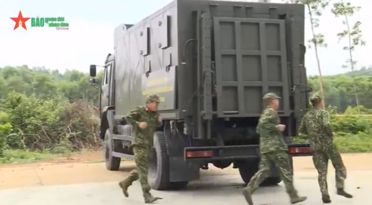 Phạm vi điều khiển của Robot là 500m khi có vật cản và tối đa 1500m khi không có vật cản, cho phép nó hoạt động ở nơi có liều lượng phóng xạ cao, khu vực nhiễm độc, những nơi con người không thể tiếp cận và lấy số liệu, thông tin truyền ra bên ngoài. Ảnh: Chiến sĩ Hóa học triển khai Robot RBH-18 từ trạm tích hợp đặt trên xe Kamaz.