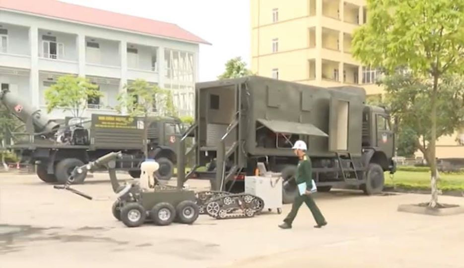 Đây là đề tài đã được viện nghiên cứu và thực hiện trong 2 năm, Robot được tích hợp nhiều công nghệ tự động hóa vô cùng hiện đại. Ảnh: Hai loại khí tài mới được giới thiệu của binh chủng Hóa học là trạm tiêu tẩy đa năng KTH-20 và robot tự hành RBH-18 NBC của Việt Nam.