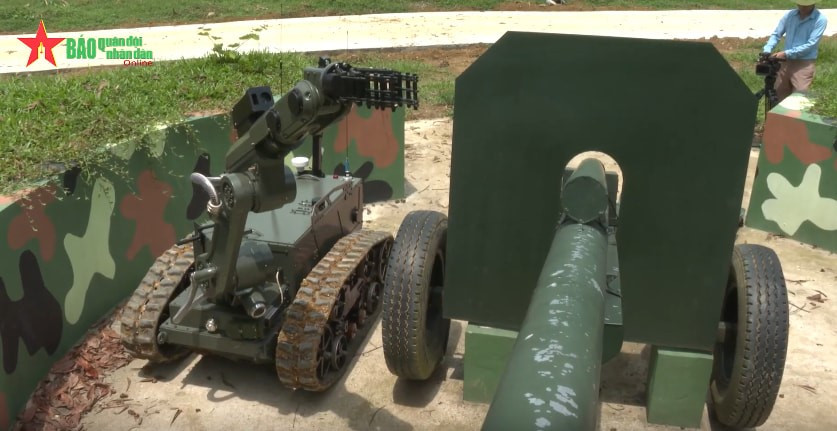 Robot có chiều dài 1350mm, rộng 950mm, cao 980mm, trọng lượng xe 380kg, tốc độ di chuyển từ 5-7km/h, Robot được làm từ hợp kim nhôm dày 50mm. Ảnh: Robot RBH-18 làm nhiệm vụ.