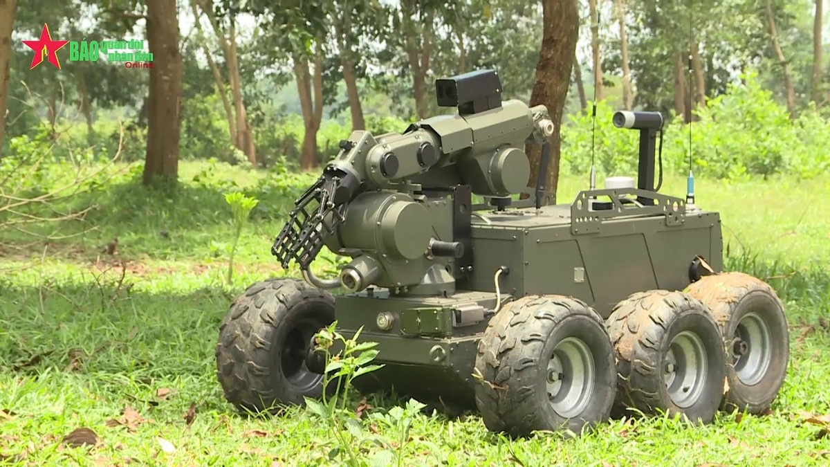 Robot được tích hợp hệ thống đo liều lượng bức xạ, mức nhiễm xạ bề mặt, hệ thống phát tín hiệu cảnh báo hoá chất độc, hệ thống thu thập số liệu trinh sát, hệ thống tiêu tẩy cho trang bị, định vị GPS,... để có thể thực hiện tốt các nhiệm vụ đặc thù. Ảnh: Cận cảnh Robot RBH-18.