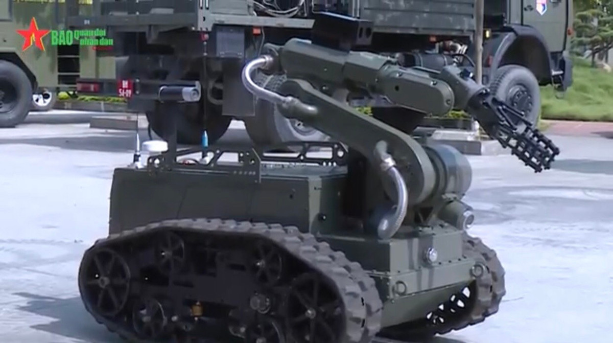 Với yêu cầu cần một mẫu robot tự hành có thể thay thế con người tác chiến ở những môi trường đặc biệt, Viện khoa học - môi trường Quân sự thuộc bộ tư lệnh Hóa học đã thiết kế, chế tạo và cho ra đời mẫu robot RBH-18. Ảnh: Robot RBH-18 của Việt Nam.