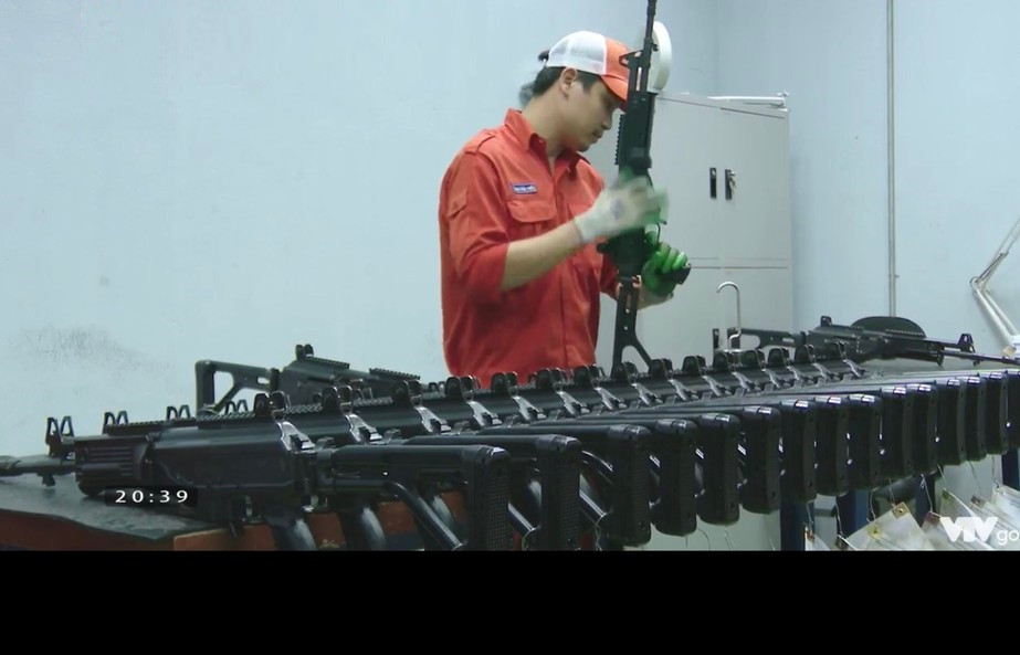 Trong số đó, nhà máy Z-111 Tổng cục Công nghiệp Quốc phòng đang đưa vào vận hành dây chuyền sản xuất các loại súng máy hạng nhẹ, súng trường tấn công, súng carbin, súng ngắn,... theo công nghệ tiên tiến hàng đầu trên thế giới hiện nay, đáp ứng tốt nhu cầu trang bị số lượng lớn cho chiến sĩ cũng như đảm bảo nguồn dự trữ vũ khí sẵn sàng chiến đấu. Ảnh: Súng trường bộ binh hiện đại do nhà máy Z-111 sản xuất - Nguồn: Phim tài liệu "75 đồng hành cùng đất nước" VTV1.