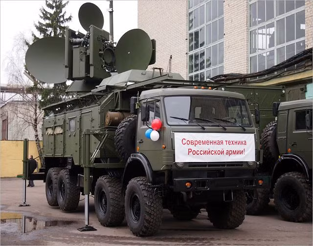 Nguồn tin của Avia Pro cũng chia sẻ về loại khí tài đã và đang giúp cho Quân đội Nga bắt gọn các tên lửa Tomahawk giữa trời. Đó là tổ hợp tác chiến điện tử Krasukha-4 - một thành tựu mới của ngành công nghiệp quốc phòng Nga.