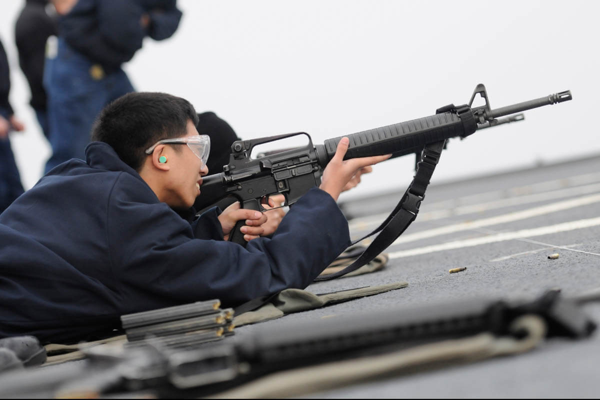 Súng M-16A2 có nhiều cải tiến nổi bật so với phiên bản M-16A1 đó là sử dụng một ốp lót tay kiểu mới mang lại cảm giác cầm nắm tốt hơn cho xạ thủ khi bắn, báng súng được làm cứng hơn làm giảm khả năng bị vỡ khi va đập mạnh, thước ngắm được cải tiến để có thể dễ dàng điều chỉnh, bổ sung chế độ bắn loạt 3 viên, áp dụng chụp bù giật kiểu mới giúp giảm tia lửa đầu nòng và tăng độ chính xác cho phát bắn. Ảnh: Binh sĩ trên tàu Hải quân Mỹ huấn luyện với súng M-16A2.