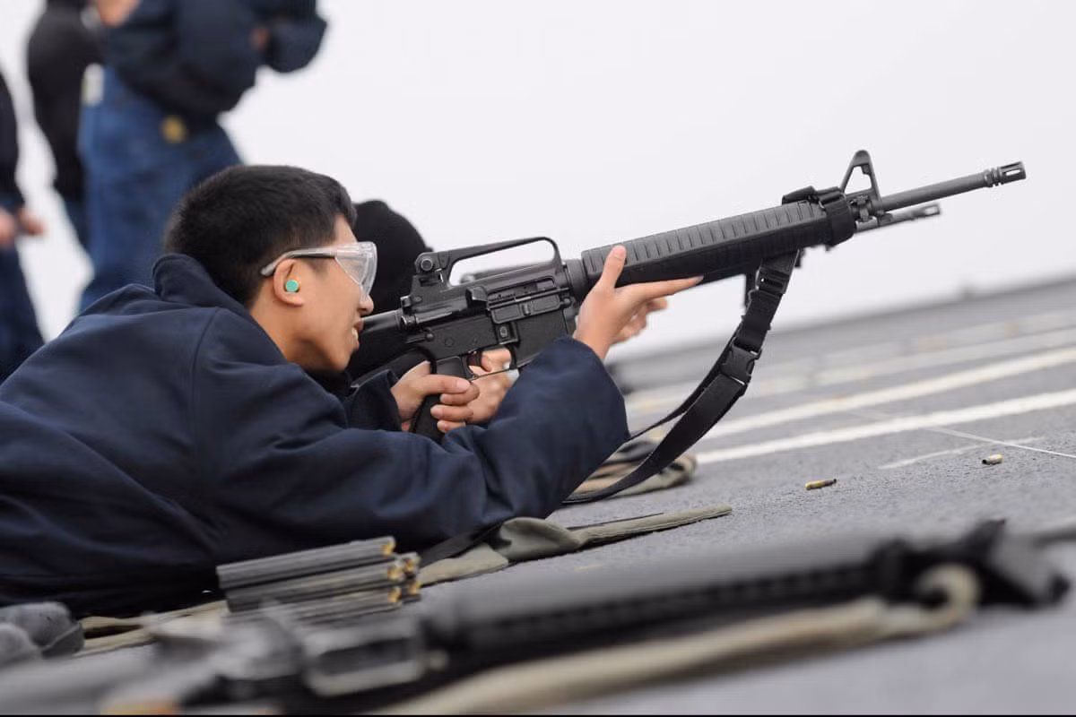 Súng M-16A2 có nhiều cải tiến nổi bật so với phiên bản M-16A1 đó là sử dụng một ốp lót tay kiểu mới mang lại cảm giác cầm nắm tốt hơn cho xạ thủ khi bắn, báng súng được làm cứng hơn làm giảm khả năng bị vỡ khi va đập mạnh, thước ngắm được cải tiến để có thể dễ dàng điều chỉnh, bổ sung chế độ bắn loạt 3 viên, áp dụng chụp bù giật kiểu mới giúp giảm tia lửa đầu nòng và tăng độ chính xác cho phát bắn. Ảnh: Binh sĩ trên tàu Hải quân Mỹ huấn luyện với súng M-16A2.