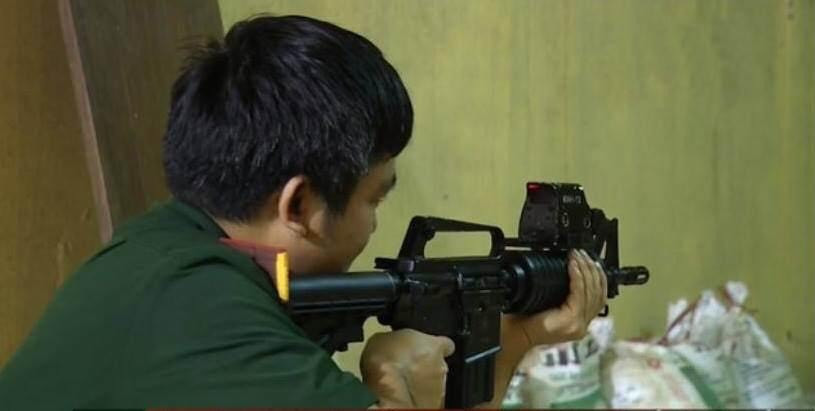 Nhận thấy sự bất cập đó, các cán bộ của Viện Vũ khí - Tổng cục Công nghiệp Quốc phòng đã từng thực hiện đề tài nghiên cứu lắp đặt đường ray Picatinny đa năng lên phần ốp lót tay của súng tiểu liên M-18 để gắn kính ngắm. Tuy nhiên có vẻ như đề tài đã không đạt sự hiệu quả cao và đã không được áp dụng trong thực tế chiến đấu. Ảnh: Súng M-18 cải tiến để có thể gắn kính ngắm kiểu Holo Sight.