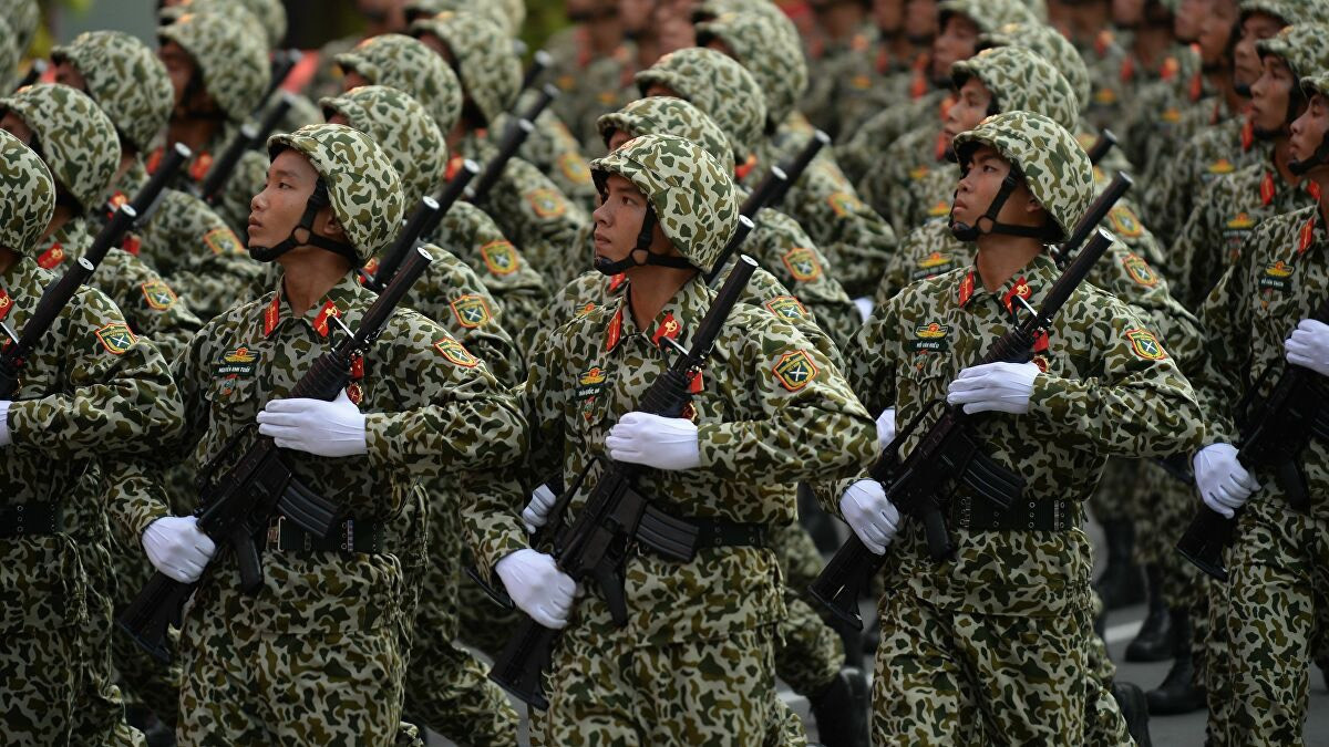 Do đó, việc phát triển một mẫu súng mới có hình dáng tương đồng nhưng mang các đặc điểm vượt trội, ưu việt và hiện đại hơn là bước đi phù hợp mà Việt Nam đang nhắm tới. M-16A2 Việt Nam sẽ có thể thế chỗ rất tốt cho người đàn anh M-18 của nó, là loại súng tiểu liên sử dụng cỡ đạn NATO kiểu mới để trang bị cho các lực lượng đặc biệt của quân đội ta thực hiện nhiệm vụ. Ảnh: Đội hình đặc công với súng tiểu liên M-18.