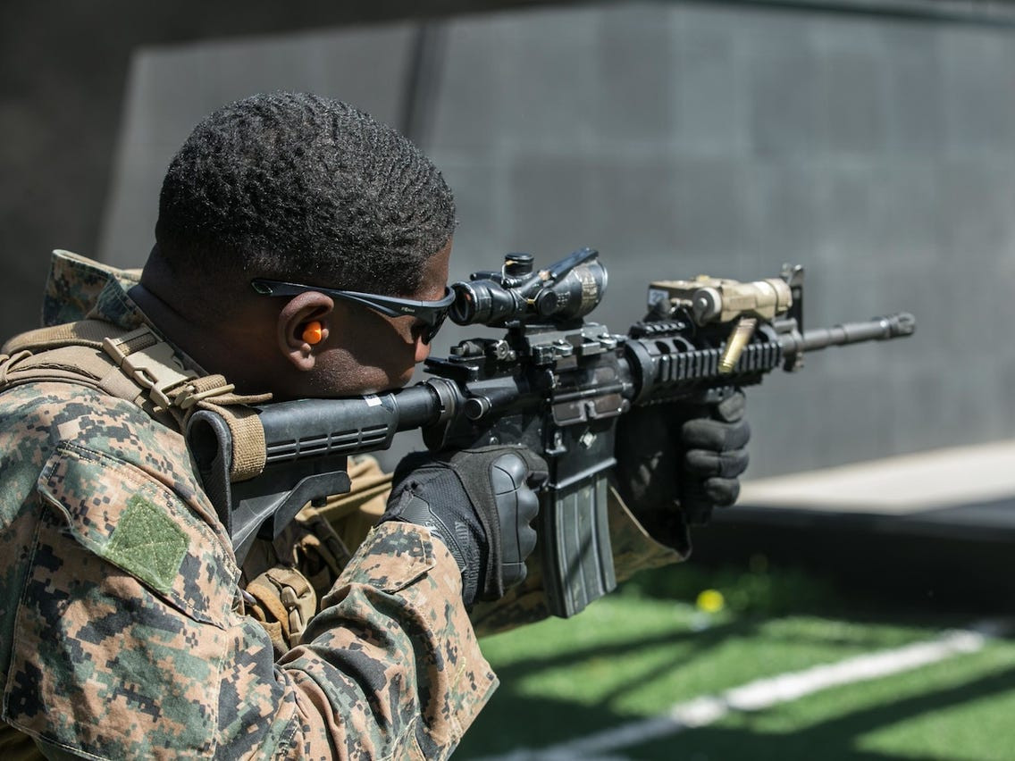 Tuy nhiên, súng tiểu liên M-16A2 do Việt Nam sản xuất lại không hề giống súng trường tấn công M-16A2 của Mỹ bởi M-16A2 Mỹ không có khả năng tháo rời tay xách và không có các ray Picatinny bên trên nắp hộp khóa nòng. Có thể nhận thấy rằng mẫu M-16A2 do Việt Nam sản xuất có rất nhiều điểm tương đồng với M4A1 Carbin cũng do Mỹ thiết kế và chế tạo. Có thể nhận thấy bởi việc súng có một ốp lót tay ngắn và nòng ngắn kiểu carbin, nắp hộp khóa nòng có ray Picatinny để lắp các loại kính ngắm. Ảnh: Lính Mỹ huấn luyện chiến đấu với một khẩu M4A1 Carbin.