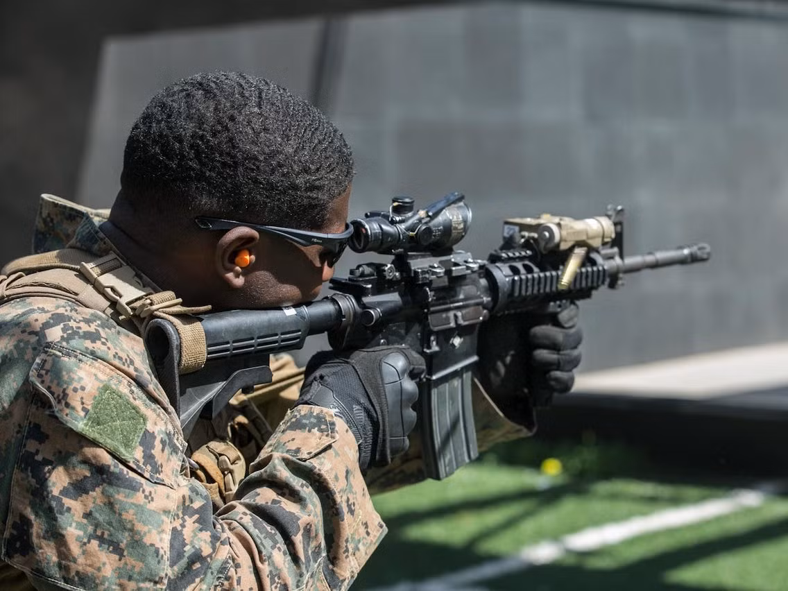 Tuy nhiên, súng tiểu liên M-16A2 do Việt Nam sản xuất lại không hề giống súng trường tấn công M-16A2 của Mỹ bởi M-16A2 Mỹ không có khả năng tháo rời tay xách và không có các ray Picatinny bên trên nắp hộp khóa nòng. Có thể nhận thấy rằng mẫu M-16A2 do Việt Nam sản xuất có rất nhiều điểm tương đồng với M4A1 Carbin cũng do Mỹ thiết kế và chế tạo. Có thể nhận thấy bởi việc súng có một ốp lót tay ngắn và nòng ngắn kiểu carbin, nắp hộp khóa nòng có ray Picatinny để lắp các loại kính ngắm. Ảnh: Lính Mỹ huấn luyện chiến đấu với một khẩu M4A1 Carbin.