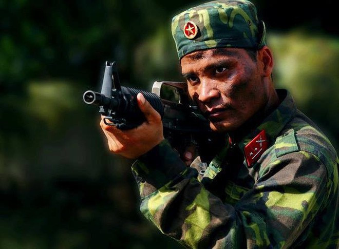 Súng tiểu liên M-18 sử dụng cỡ đạn 5.56x45mm chuẩn NATO với một hộp tiếp đạn STANAG 20 viên hoặc 30 viên, có trọng lượng nhẹ, gọn gàng, tốc độ bắn cao và độ chính xác tốt, súng còn có thể sử dụng cả nòng giảm thanh trong các nhiệm vụ đặc biệt, rất phù hợp với các lực lượng như trinh sát, đặc công,… Tuy nhiên điểm yếu của M-18 đó là có thiết kế cổ điển, không trang bị các ray Picatinny để mở rộng phụ kiện hỗ trợ xạ thủ như kính ngắm quang học, kính ngắm điểm đỏ, kính nhìn đêm,… Ảnh: Chiến sĩ trinh sát đặc nhiệm với súng tiểu liên M-18.