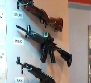 Nhìn sơ qua về thiết kế ta có thể thấy một điều đây là mẫu súng carbin sử dụng cỡ đạn 5.56x45mm chuẩn NATO, trang bị một hộp tiếp đạn kiểu STANAG 30 viên, có một báng súng rút có thể thay đổi độ dài ngắn phù hợp với xạ thủ, một chụp bù giật kiểu súng tiểu liên M-18 Việt Nam và phía trên hộp khóa nòng có trang bị ray Picatinny đa năng để lắp các loại kính ngắm. Ảnh: Cận cảnh súng tiểu liên M16A2 do Việt Nam chế tạo.