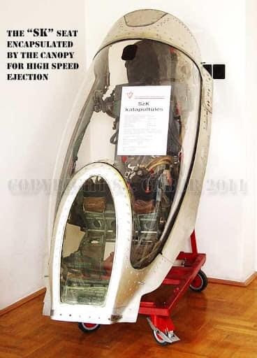 Tuy nhiên, trong trận không chiến ngày 14/7/1966, ta đã mất phi công Tạ Vĩnh Thành do khi rời máy bay nhưng nắp buồng lái không bật ra như dự kiến và không mở. Ảnh: Cận cảnh kính buồng lái MiG-21 phiên bản mở ra phía trước.