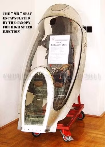 Tuy nhiên, trong trận không chiến ngày 14/7/1966, ta đã mất phi công Tạ Vĩnh Thành do khi rời máy bay nhưng nắp buồng lái không bật ra như dự kiến và không mở. Ảnh: Cận cảnh kính buồng lái MiG-21 phiên bản mở ra phía trước.