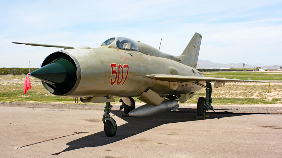 Phiên bản MiG-21 PF được NATO định danh là Fishbed-D, có sải cánh hơn 7.1m, chiều dài 15.8m, trang bị một động cơ phản lực đốt trong R11F2-300 cho phép nó đạt vận tốc tối đa 2.177km/h. Ảnh: Một chiếc MiG-21PF của không quân Liên Xô.