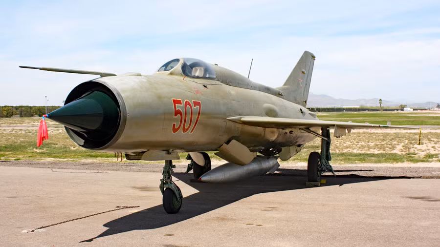 Phiên bản MiG-21 PF được NATO định danh là Fishbed-D, có sải cánh hơn 7.1m, chiều dài 15.8m, trang bị một động cơ phản lực đốt trong R11F2-300 cho phép nó đạt vận tốc tối đa 2.177km/h. Ảnh: Một chiếc MiG-21PF của không quân Liên Xô.