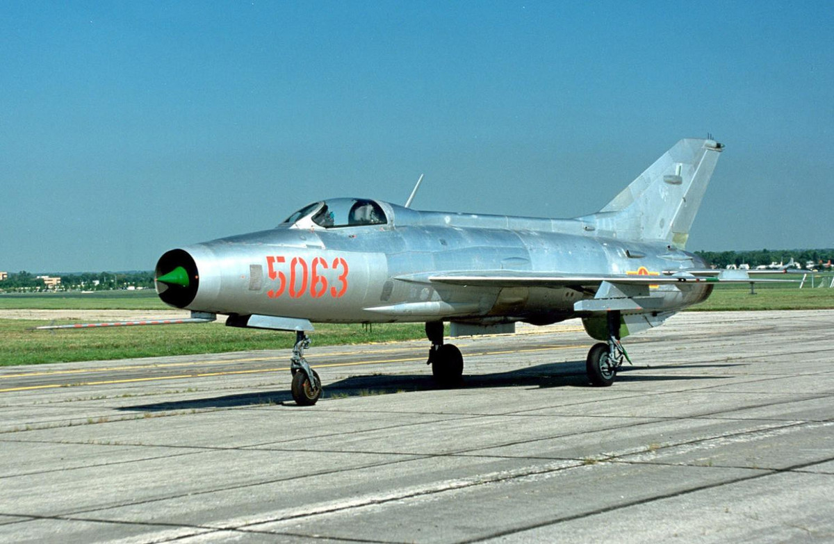 Với phiên bản MiG-21F13, nó được NATO định danh là Fishbed-C, là mẫu MiG-21 phiên bản đầu tiên được đưa vào biên chế không quân Liên Xô. Ảnh: Một chiếc MiG-21F13 với phù hiệu không quân nhân dân Việt Nam.