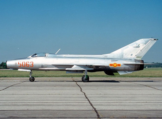 Cuối năm 1965, Liên Xô lần đầu tiên viện trợ cho Việt Nam những chiếc tiêm kích MiG-21 hiện đại. Phiên bản đầu tiên được viện trợ là MiG-21PF. Ngày 4/3/1966, tiêm kích MiG-21PF do phi công Nguyễn Hồng Nhị điều khiển đã bắn hạ một máy bay do thám không người lái Ryan Firebee. Đây là chiến công đầu tiên của MiG-21 ở Việt Nam. Ảnh: MiG-21F13 mang phù hiệu Không quân nhân dân Việt Nam.