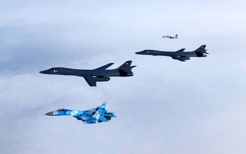 Đáng chú ý, chuyến bay của hai máy bay ném bom chiến lược Hoa Kỳ đã được rất nhiều tiêm kích của các nước bay hộ tống. Trong đó có sự góp mặt lần đầu của Su-27 và MiG-29 của Không quân Ukraine. Ảnh: Tiêm kích Ukraine lần đầu hộ tống máy bay ném bom chiến lược của Không quân Mỹ.