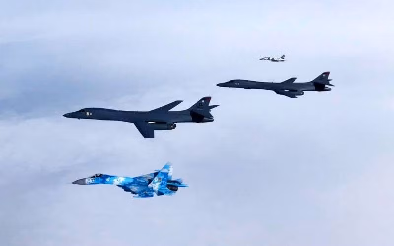 Đáng chú ý, chuyến bay của hai máy bay ném bom chiến lược Hoa Kỳ đã được rất nhiều tiêm kích của các nước bay hộ tống. Trong đó có sự góp mặt lần đầu của Su-27 và MiG-29 của Không quân Ukraine. Ảnh: Tiêm kích Ukraine lần đầu hộ tống máy bay ném bom chiến lược của Không quân Mỹ.