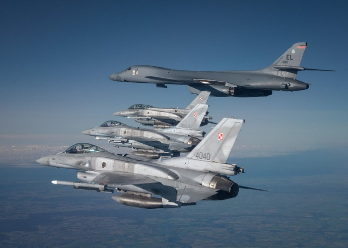 Cùng sự góp mặt đông đảo của phi đội F-16 và MiG-29 của Không quân Ba Lan, những chiếc B-1 Lancer của Mỹ này đang bay trên không phận quốc tế và mục tiêu là hạ cánh xuống Châu Âu. Ảnh: Phi đội F-16 của không quân Ba Lan bay hộ tống máy bay ném bom Mỹ.