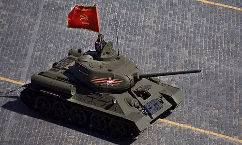 T-34 cũng là loại xe tăng hạng trung, giúp tăng tỷ lệ loại xe tăng này trong biên chế Quân đội Liên Xô lên mức gần như tuyệt đối; nếu năm 1941 số T-34 chiếm 40% tổng số xe tăng của Liên Xô, thì đến năm 1943, xe tăng T-34, chiếm 79% tổng số xe tăng trong quân đội Liên Xô; năm 1944, tỷ lệ này đã tăng lên 86%; và sau này, xe tăng hạng trung chiếm chủ yếu trong lực lượng xe tăng đông đảo của Liên Xô.
