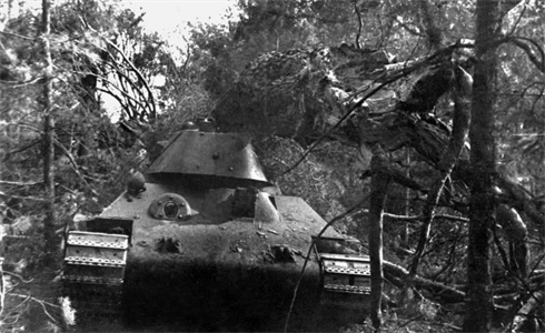 Nhiều người lầm tưởng T-34 là một mẫu thiết kế hoàn chỉnh, nhưng thực ra T-34 cũng tồn tại nhiều lỗi, giống như bất kỳ thiết bị quân sự nào khác. Trong số các lỗi chính của T-34, đó chính là khả năng quan sát từ trong xe rất hạn chế, tiếng ồn động cơ quá lớn (có thể nghe thấy tiếng động cơ xe từ khoảng cách 450 m); đây còn chưa tính đến việc trục trặc kỹ thuật, mà xe mới chế tạo bao giờ cũng gặp phải. Ảnh: Chiếc T-34 số 2, tiến hành thử nghiệm tại nhà máy, khi đang vượt qua khu rừng.