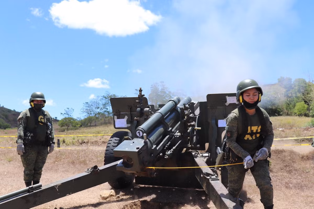  Mặc dù đã ra đời từ năm 1941, lựu pháo M101 cỡ nòng 105mm vẫn đang được sử dụng bởi quân đội Philippines cũng như nhiều quốc gia trong khu vực và trên thế giới, trong đó có Việt Nam. Đây cũng chính là một trong những khẩu pháo thành công nhất mọi thời đại do Hoa Kỳ chế tạo. Ảnh: Binh sĩ khai hỏa lựu pháo M101.