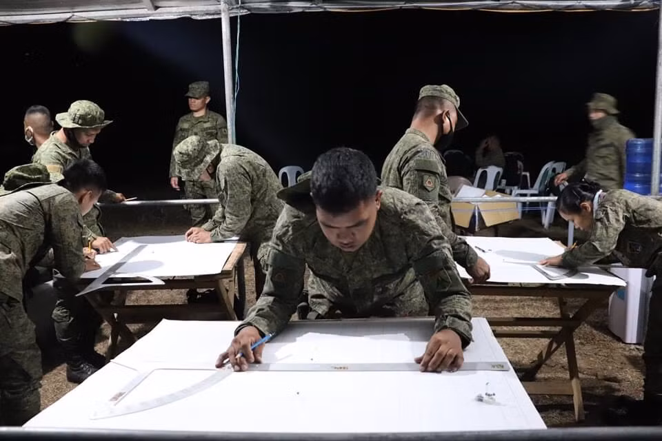 Ảnh: Các học viên pháo binh đang thực hành tính toán tọa độ mục tiêu để nạp số liệu cho những phát bắn chính xác. Đại dịch COVID-19 đang có những diễn biến rất phức tạp trên đất nước Philippines đòi hỏi những chiến sĩ phải tuân thủ quy định đeo khẩu trang nghiêm ngặt.