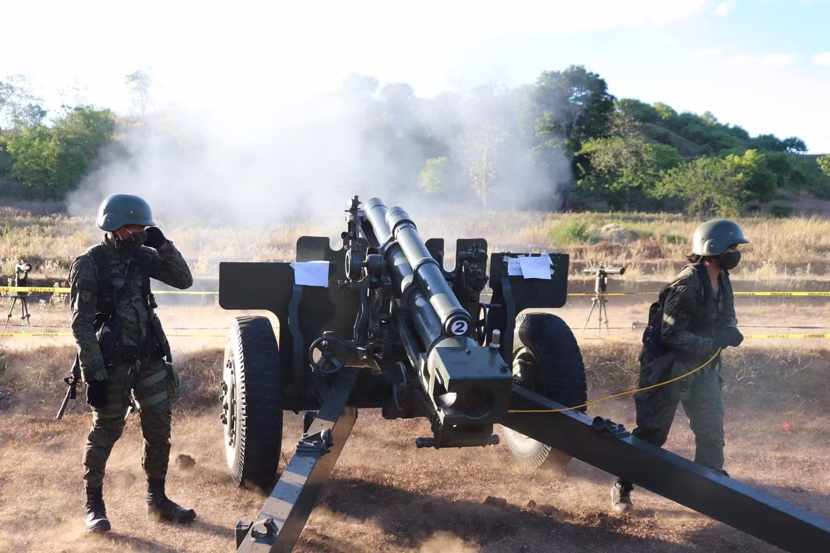 Pháo có trọng lượng chỉ 2.2 tấn, dài 5.9m, nòng pháo dài 2.31m, sử dụng cỡ đạn 105mm, tầm bắn tối đa 11.200m và sơ tốc đầu đạn 472m/s. Ảnh: Khai hỏa pháo M101 105mm.