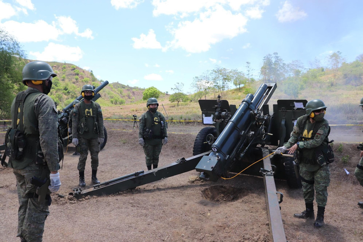 Các học viên của lực lượng pháo binh quân đội Philippines được thực hành bắn đạn thật đối với loại lựu pháo M101 cỡ nòng 105mm vô cùng phổ biến trong biên chế nước này. Ảnh: Khai hỏa pháo M101.