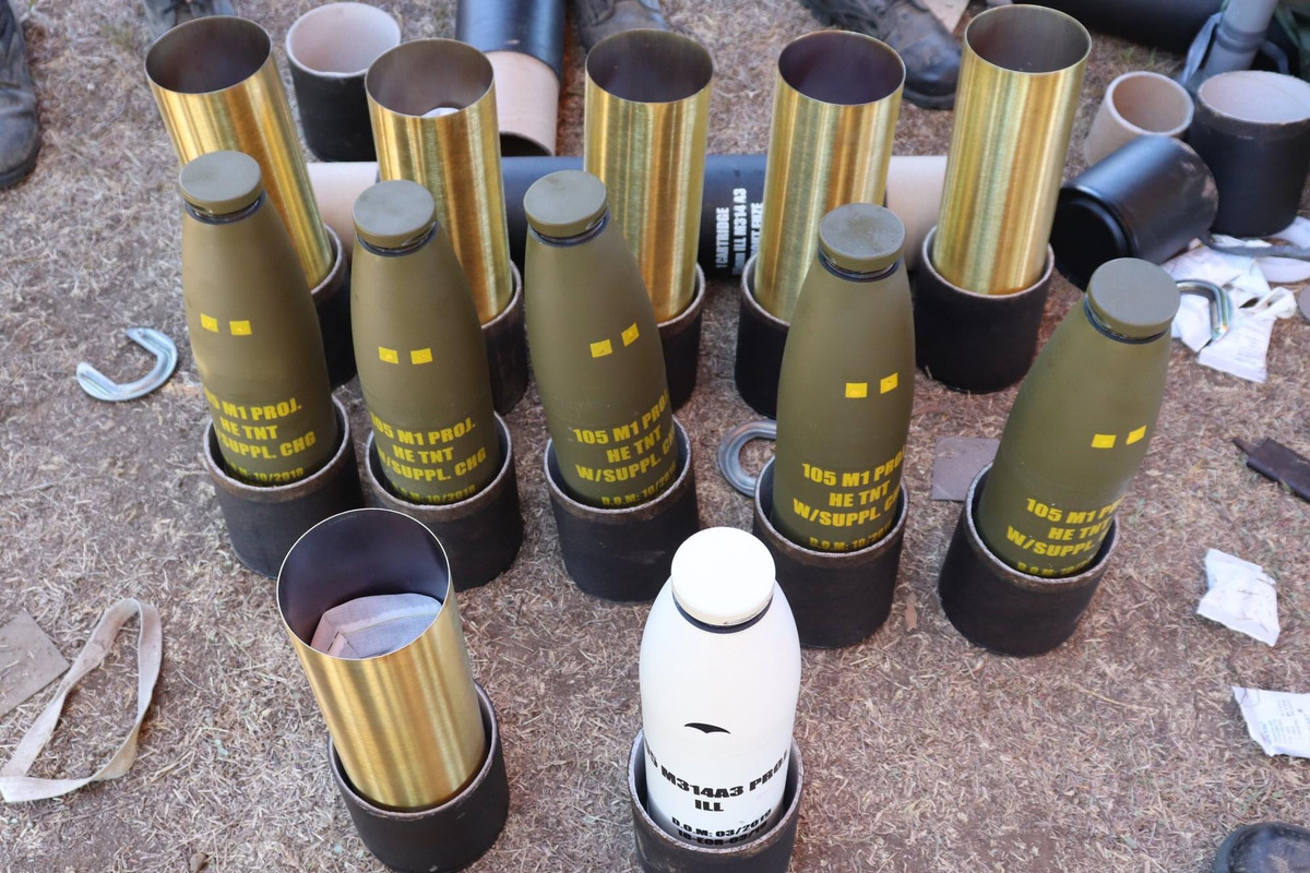Ảnh: Liều phóng và đầu đạn của pháo M101 cỡ nòng 105mm.