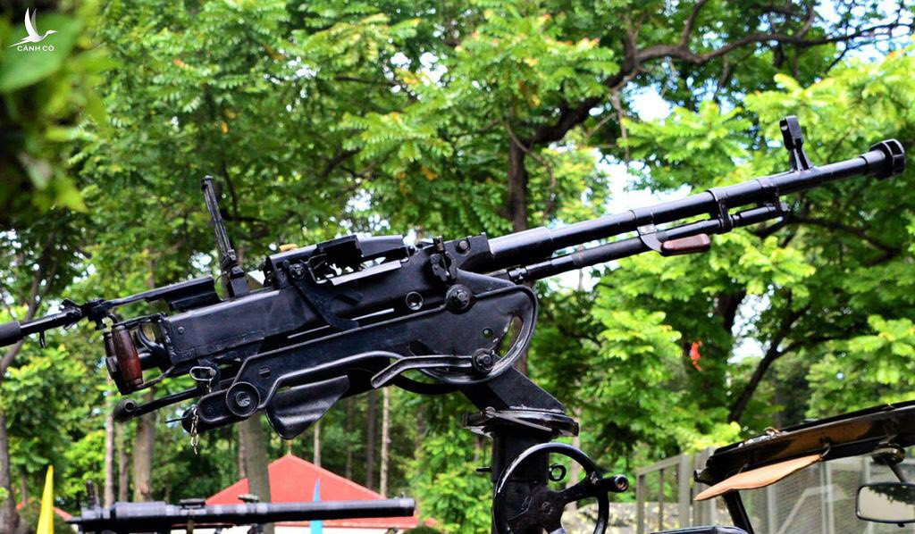 Ngoài ra, Việt Nam cũng đang sử dụng đại trà một biến thể khác đó là Type-54 - phiên bản DShK do Trung Quốc sản xuất từ năm 1954. Về thông số kỹ thuật, súng cũng có tính năng tương đương với súng do Liên Xô sản xuất, tuy nhiên nòng súng không có ốp cách nhiệt nòng như DShK, làm cho nòng súng bị nóng nhanh hơn khi bắn. Ảnh: Súng máy Type-54 do Trung Quốc sản xuất tại Quân khu 7.