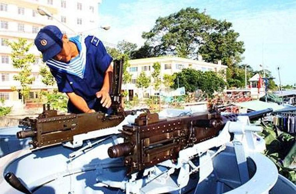 Loại súng máy hạng nặng 12.7mm cuối cùng mà Quân đội ta đang trang bị không có nguồn gốc Liên Xô, Nga hay Trung Quốc mà đến từ Mỹ, mẫu súng máy huyền thoại M2 Browning.50cal. Đây là loại vũ khí chiến lợi phẩm được Pháp và Mỹ sử dụng rộng rãi trong chiến tranh Việt Nam từ những năm 1950 và được ta thu giữ với số lượng lớn, được trang bị trên các xe tăng, xe bọc thép, giang thuyền cũng như hoả lực mang vác của đối phương. Ảnh: Chiến sĩ bảo đảm tình trạng kỹ thuật cho súng máy M2 trên tàu tuần tra của Việt Nam.