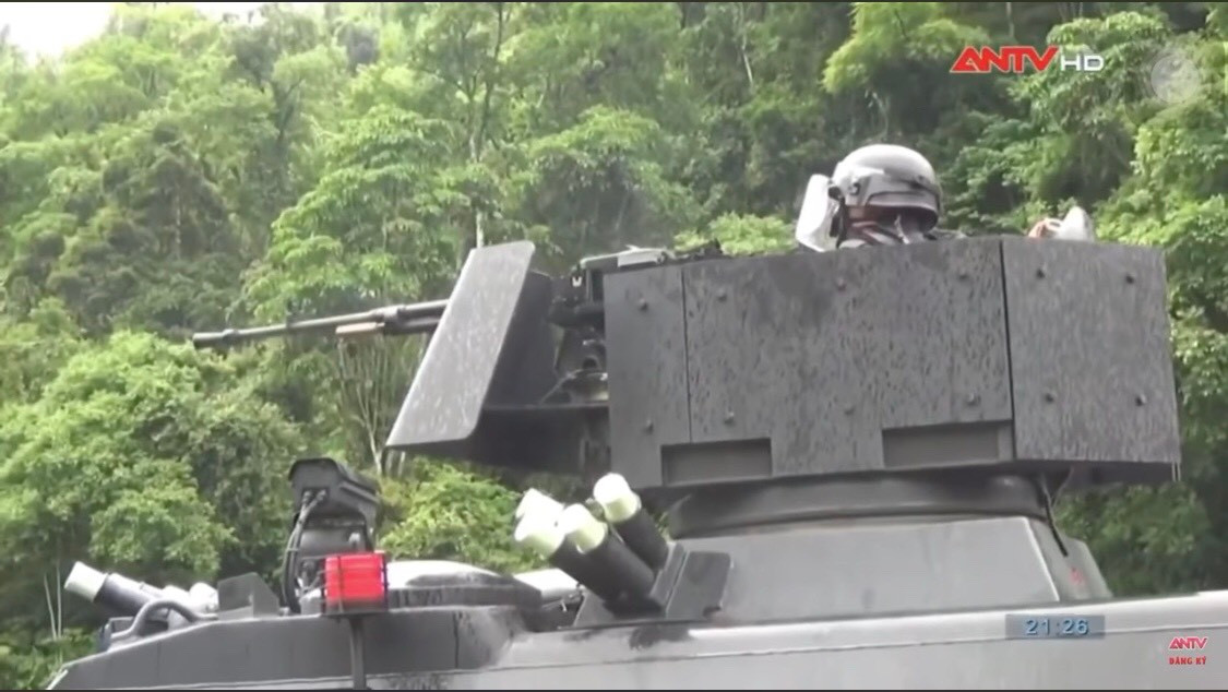 NSV sử dụng cỡ đạn 12.7x108mm tương tự như DShK/Type-54 tuy nhiên có trọng lượng nhẹ hơn đáng kể chỉ 25kg riêng súng và 41kg tính cả giá đỡ. Tốc độ bắn của NSV cũng vượt trội so với mẫu trước đó với 700-800 phát/phút, sơ tốc đầu nòng 850m/s, súng có tầm bắn tối đa 1.500m đối với mục tiêu bay và hơn 2.000m đối với mục tiêu mặt đất. Súng được trang bị trên các loại xe tăng đời sau của Liên Xô như T-64, T-72, T-80 cũng như T-90 của Nga mà Việt Nam có trong trang bị. Ngoài ra, ta còn lắp đặt NSV lên các xe thiết giáp M-113 nâng cấp, xe bọc thép S-5 Shinjeong của Cảnh sát cơ động,... Ảnh: Súng máy 12.7mm NSV trên nóc xe bọc thép S-5 Shinjeong của Cảnh sát cơ động.